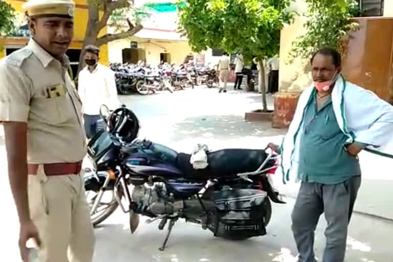 चोरों ने बाइक से किए पैसे चोरी, Thieves steal money from bike