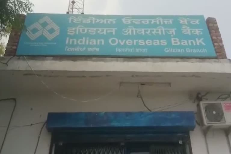 masked robbers loot 11 lakh from indian overseas bank in tanda