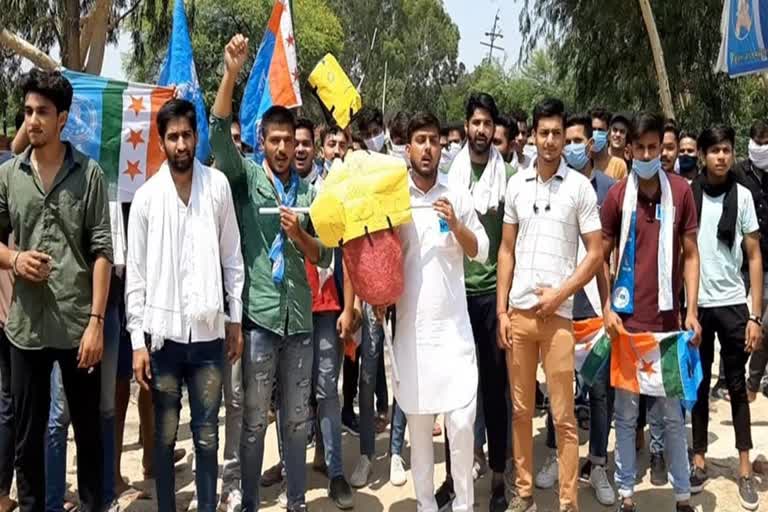 nsui burnt effigy of hrd union minister ramesh pokhriyal in bhiwani