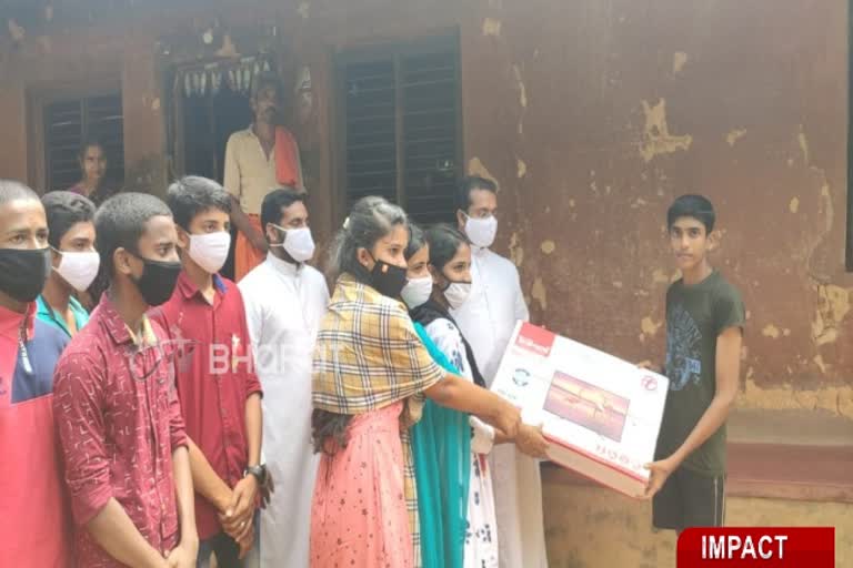 ETV Bharat Impact: finally two student got online education felicity in Kadaba