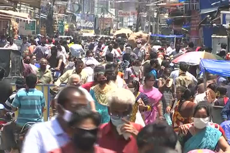 croud in rajamahendravaram market