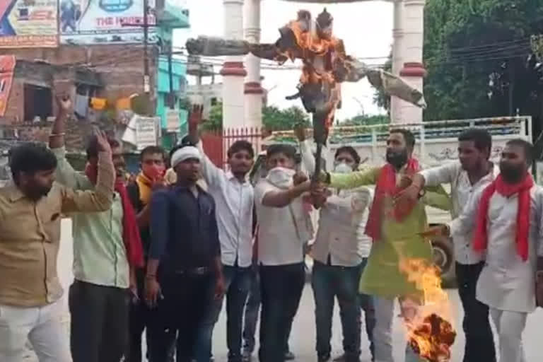 students burnt effigy of cm yogi in ballia