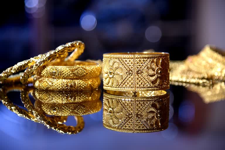 Gold jumps Rs 905, silver zooms Rs 3,347