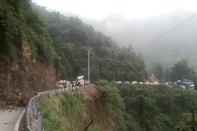 mussoorie-dehradun-road-opened-after-two-hours-of-hard-work