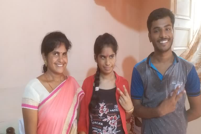 Satna Divyang Daughter shows power in 12th result