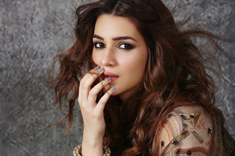 Wishes pour in for Kriti Sanon as she turns 30