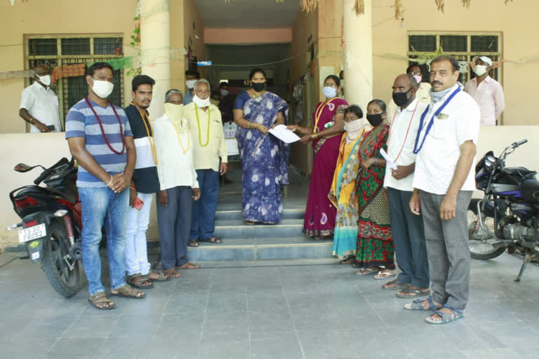 handloom workers protest to slove their problems at atmakur