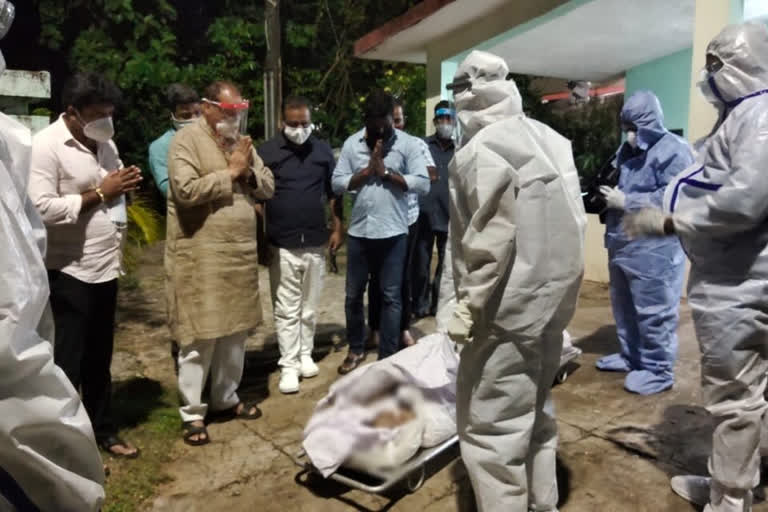 Congress leaders saw the corona infected dead body