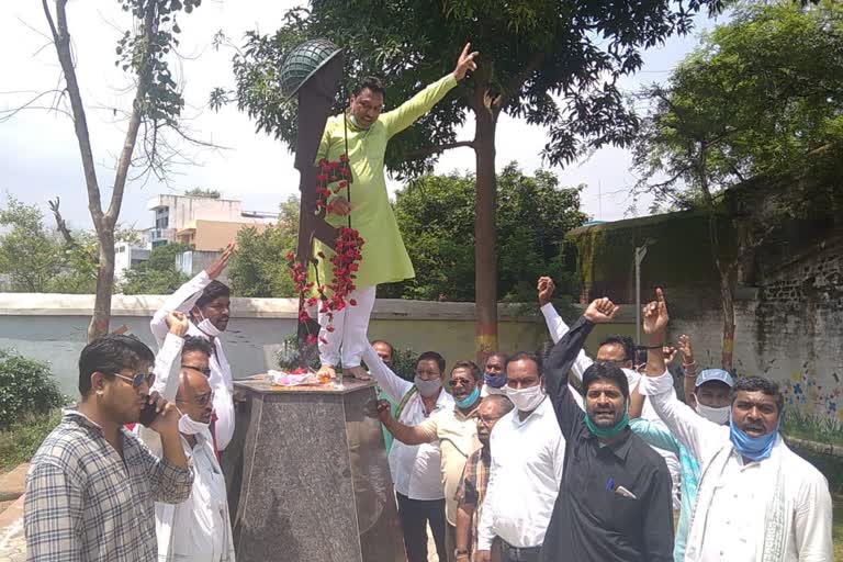 controversy-over-climbing-kargil-memorial-of-mayor-in-dhamtari