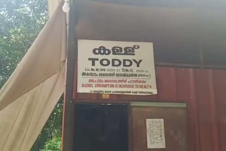 Toddy miners trapped  covid  കൊവിഡ്  കള്ള് ചെത്ത് തൊഴിലാളികള്‍  ലോക്ക് ഡൗണ്‍  പ്രതിരോധ പ്രവര്‍ത്തനം  കണ്ടെയ്‌ന്‍മെന്‍റ് സോണുകള്‍