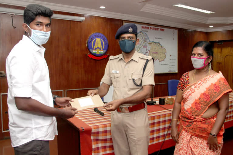 Karur SP provided scholarships to the heirs of the Police Department