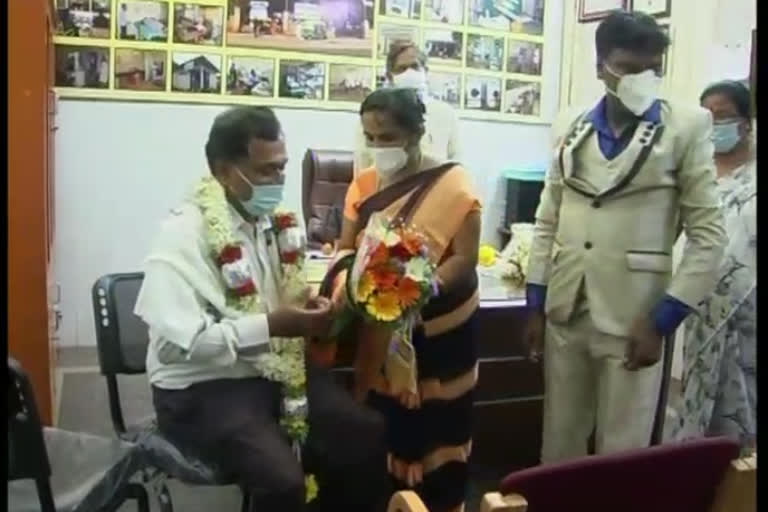 woman felicitating hospital staff