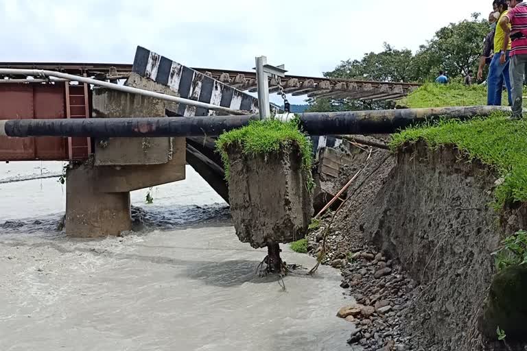 প্রবল বৃষ্টির জেরে ভাঙল রেল সেতু