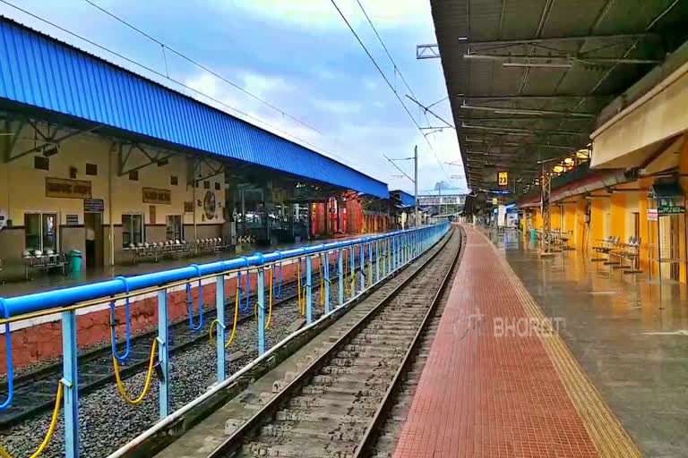 Freight workers  ചുമട്ടുതൊഴിലാളികൾ  പ്ലാറ്റ് ഫോമുകൾ  ട്രെയിൻ ഗതാഗതം  train service