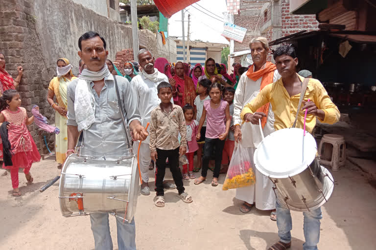 Women collected donations for the rain and took out a procession from the drum