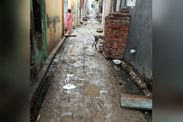 Residents of Muradnagar plead with municipality to get their broken street constructed