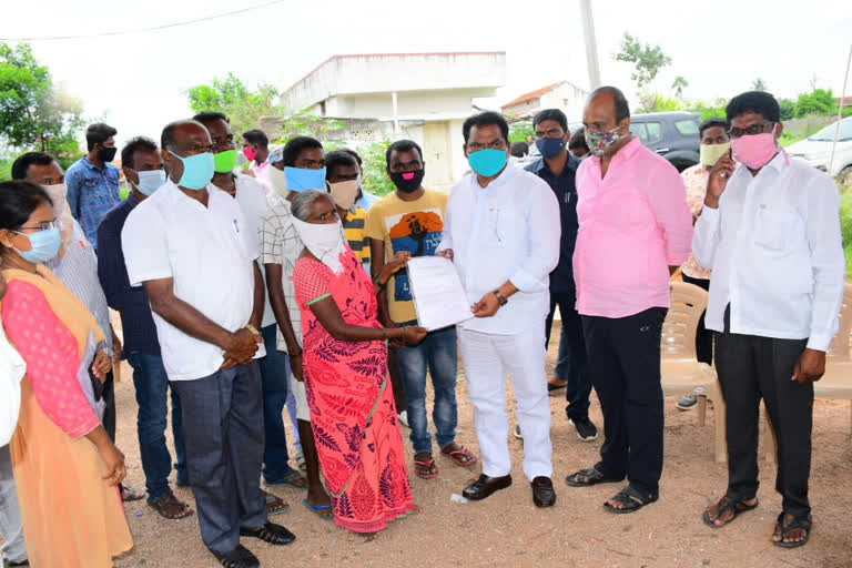 raitu bheema Compensation given to the nachupally farmer families by mla ravishankar