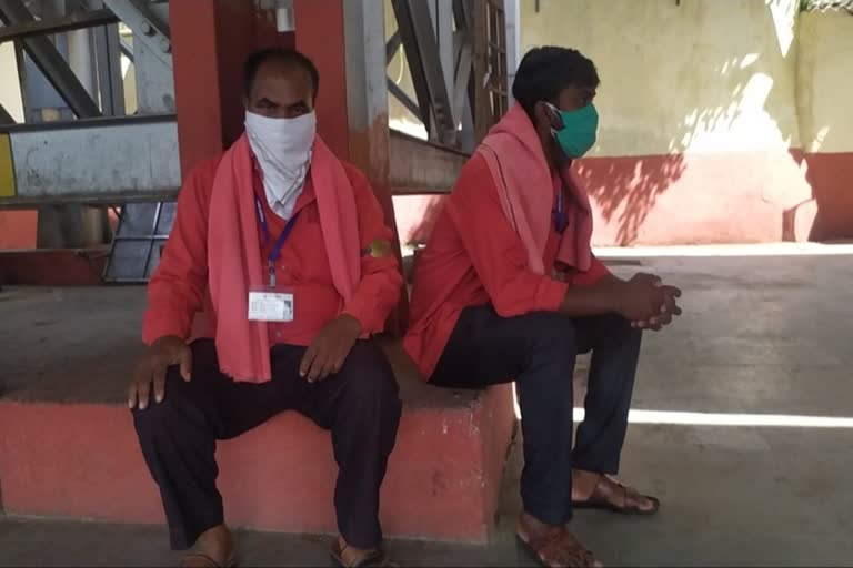 porters at pune railway station