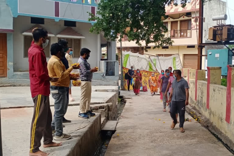 People who won the war against Corona in Ratlam were welcomed with a garland