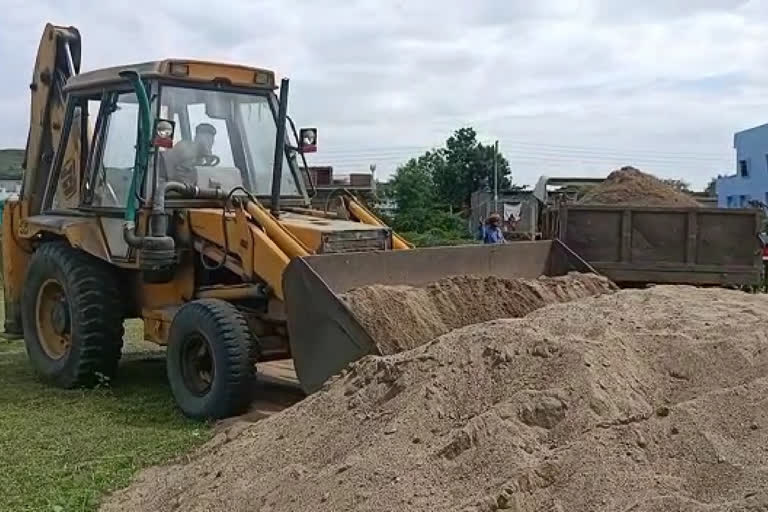 Large action by the administration regarding illegal sand on the banks of Narmada in Barwani