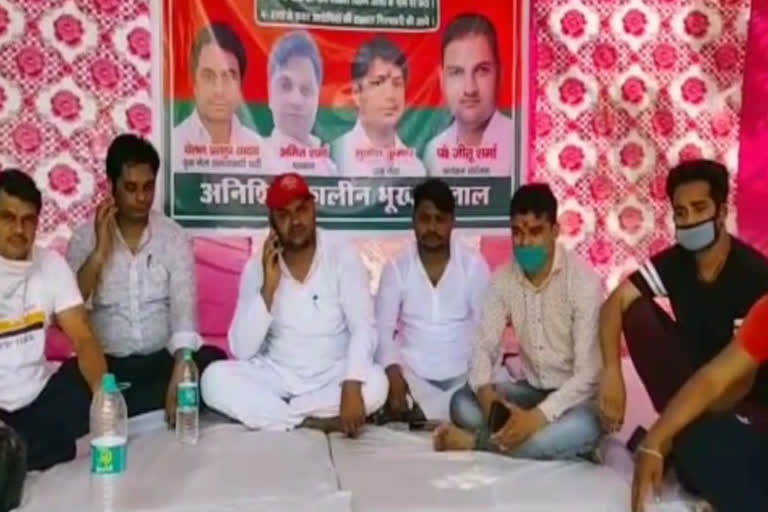 Youth leaders sitting on hunger strike on journalist murder case in ghaziabad