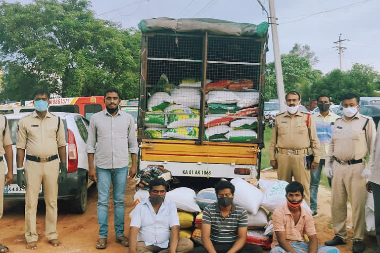 పలమనేరులో అక్రమ రేషన్ బియ్యం పట్టివేత... ముగ్గురు అరెస్ట్