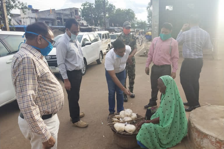 bemetara-collector-and-sp-helped-poor-elderly-woman