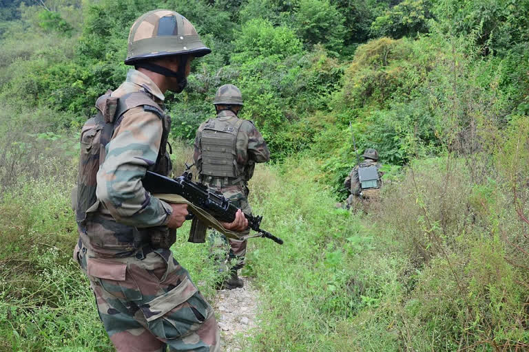 Pakistani terrorists killed  terrorists killed  Kashmir's Rajouri  Rajouri  Indian Army  Pakistani terrorists  Army foils infiltration bid  exchange of fire  അതിര്‍ത്തിയില്‍ നുഴഞ്ഞ്‌ കയറാന്‍ ശ്രമം  രണ്ട് തീവ്രവാദികളെ സൈന്യം വധിച്ചു  നിയന്ത്രണ രേഖ  സൈന്യം  ശ്രീനഗര്‍  ജമ്മു കശ്‌മീര്‍