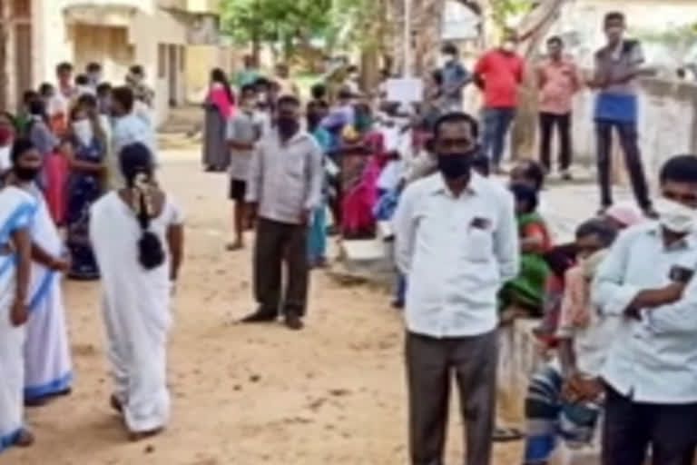 many people waiting for corona tests at ananthapur