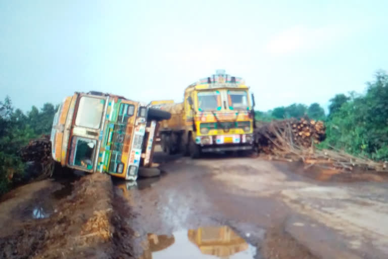 lorry fell down in gumada vizianagaram district