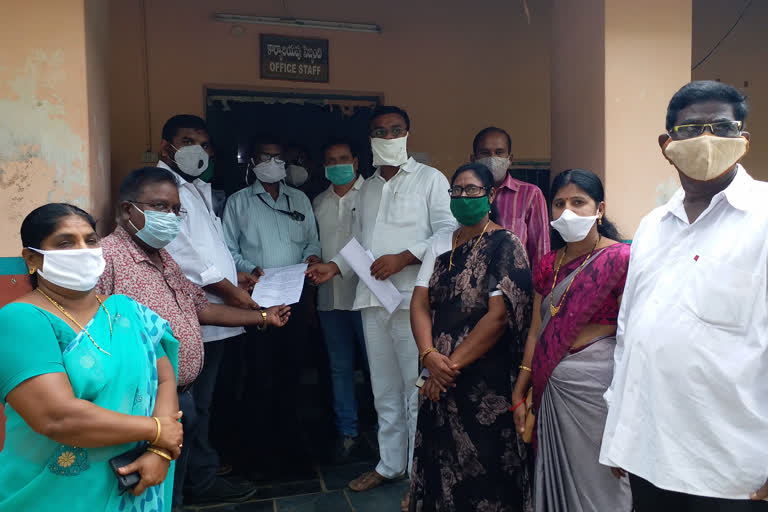 ycp leaders handover letter to rdo office at vishakapatnam