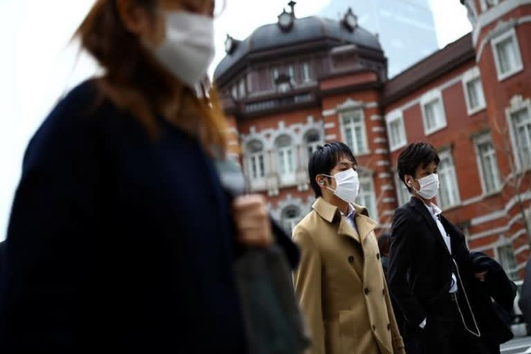 Hong Kong police uses pepper spray on woman who refused to wear mask  മാസ്ക് ധരിക്കാൻ വിസമ്മതിച്ചു  സ്ത്രീക്കെതിരെ പെപ്പർ സ്പ്രേ പ്രയോഗിച്ച് പൊലീസ്  പെപ്പർ സ്പ്രേ  Hong Kong police