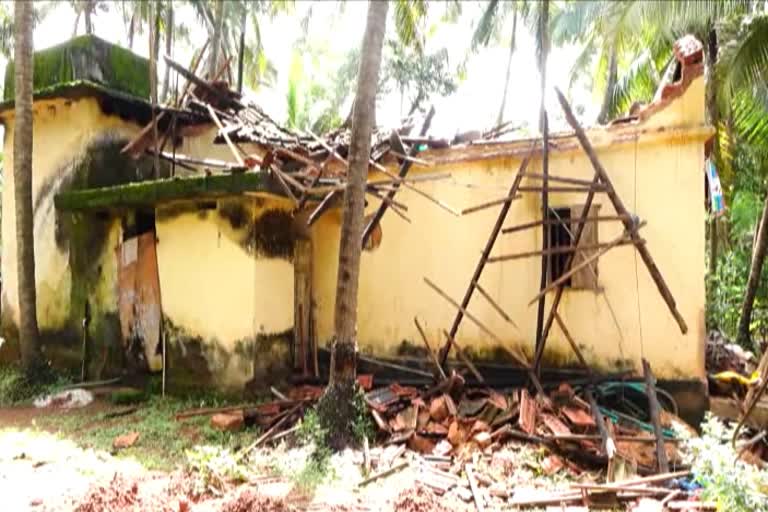 A house collapsed due to heavy rain in Kasargod  heavy rain in Kasargod  Kasargod news  rain news  കാസര്‍കോട് വാര്‍ത്തകള്‍  മഴ വാര്‍ത്തകള്‍  കനത്ത മഴ  കാസര്‍കോട് കനത്ത മഴ