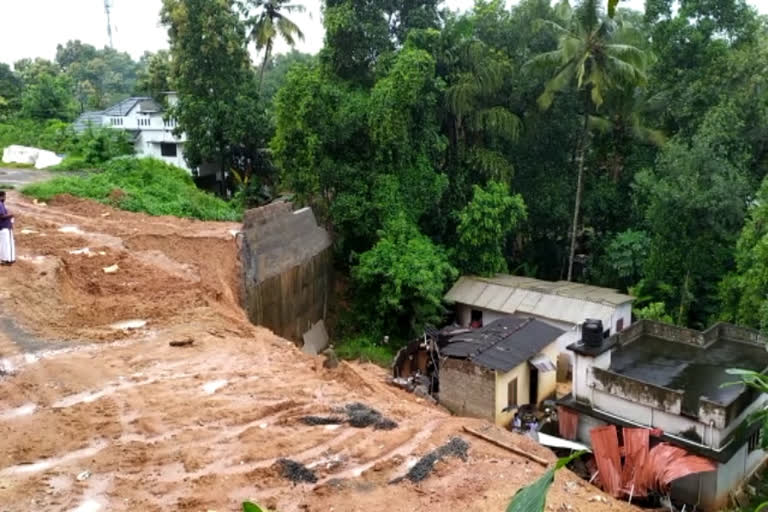 മതിൽക്കെട്ട് ഇടിഞ്ഞ് വീണ് രണ്ട് വീടുകൾ തകർന്നു  തിരുവല്ല വാർത്തകൾ  മതില്‍ ഇടിഞ്ഞ് വീണ വാർത്ത  തിരുവല്ല നഗരസഭ വാർത്ത  thiruvalla corporation news  thiruvalla news  pathanamthitta wall collapase news