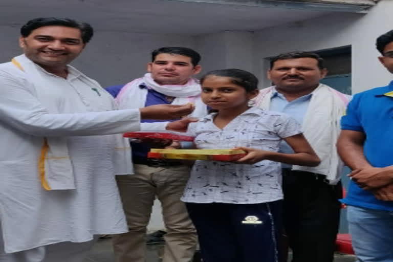 alwar news,  rajasthan news,  tenth result , girls perform well in tenth result