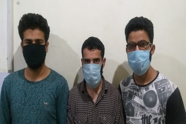 Three terrorist associates arrested  associates arrested  J-K's Bandipora  Jammu and Kashmir  Bandipora Police  terrorist  തീവ്രവാദികളുടെ സഹായികൾ  ബന്ദിപോറ  ശ്രീനഗർ  ജമ്മു കശ്‌മീർ  ജമ്മു