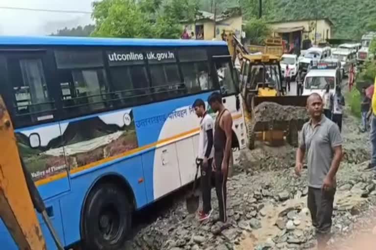 uttarakhand-roadways-bus-stuck-in-debris