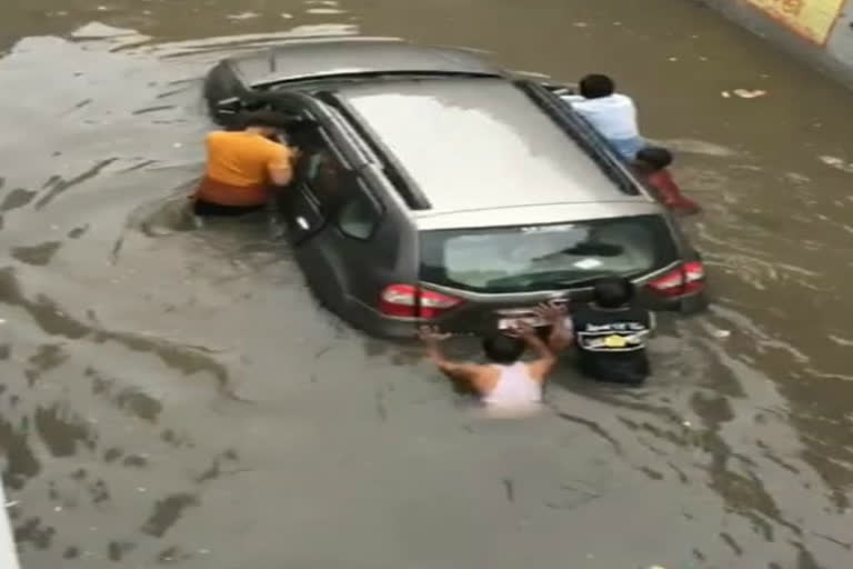 Vehicle stuck in waterlogging on Gaushala underpass in Ghaziabad