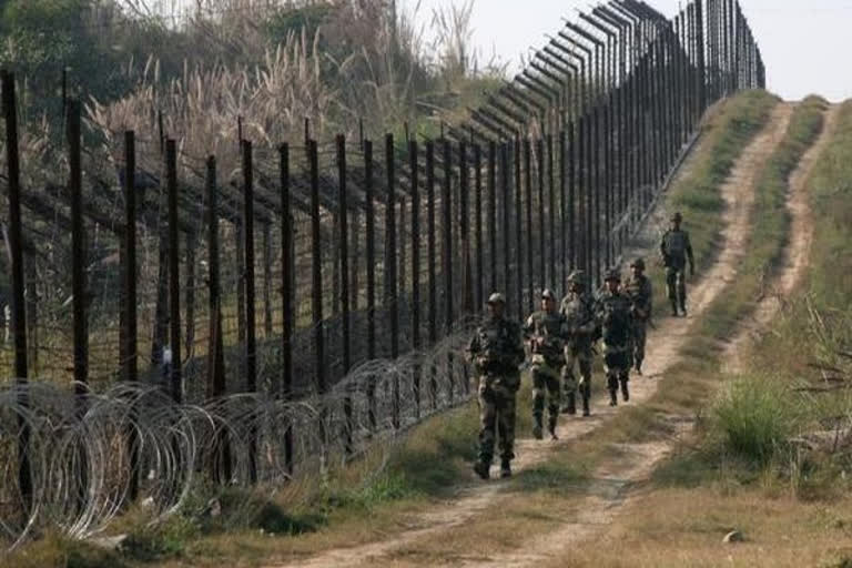 ceasefire violation  Uri sector  Pakistan army  porter killed  പാക് പ്രകോപനം  ഉറി സെക്‌ടർ  സൈനികൻ കൊല്ലപ്പെട്ടു