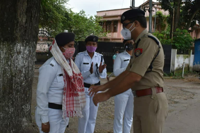 যান বাহন শাখাৰ মহিলা আৰক্ষীক সম্বৰ্ধনা আৰক্ষী অধীক্ষকৰ