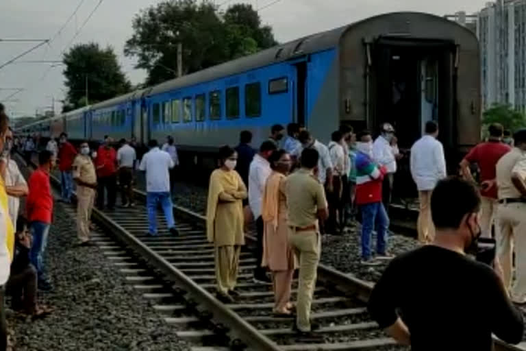 karnavati-express-train