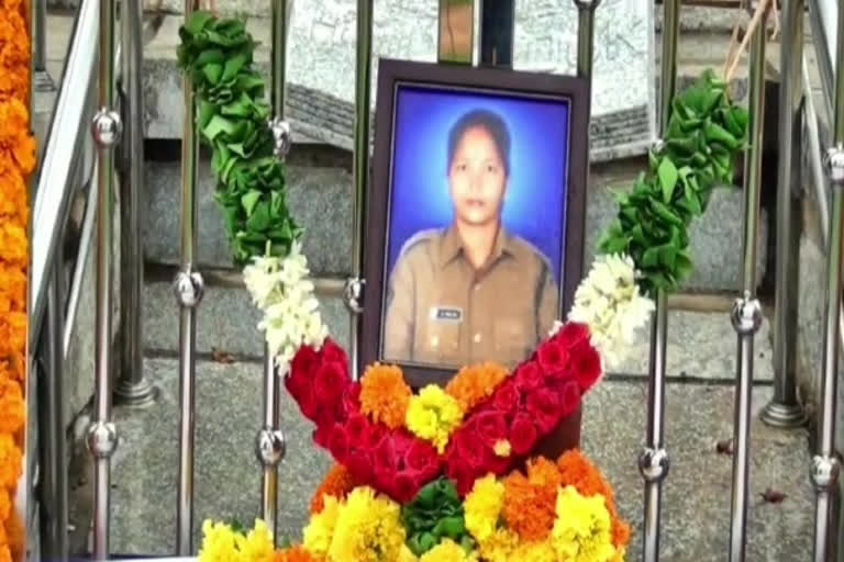 Solid tributes to the body of Constable Selvi in thirupathi