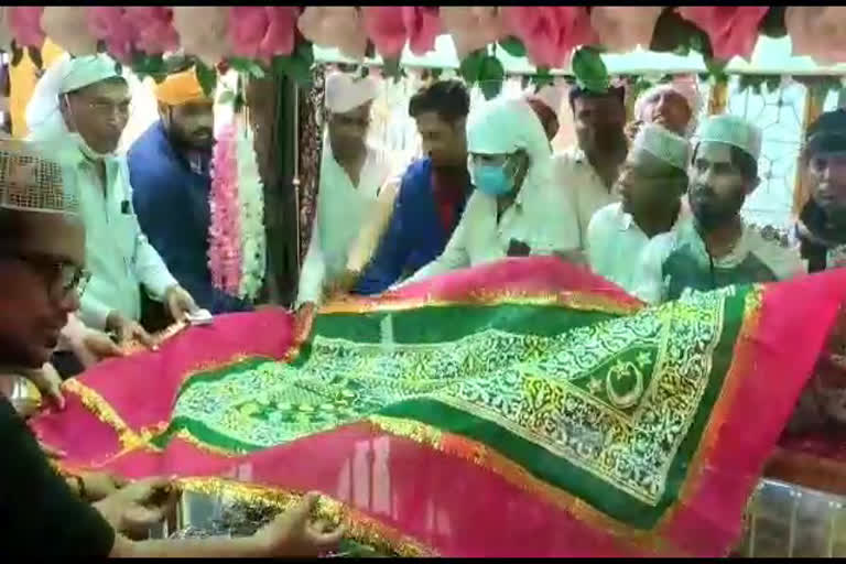 bjp handed over chadar at bhaiyaji dargah