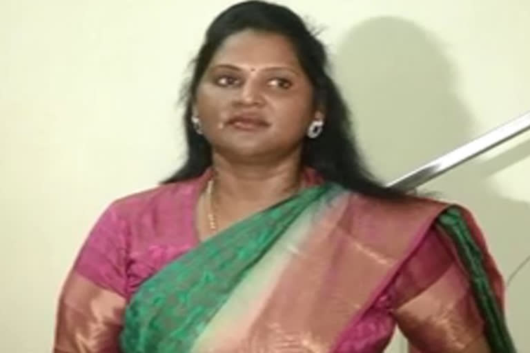 mla sridevi clarifies about playing cards issue in pedakakani guntur district