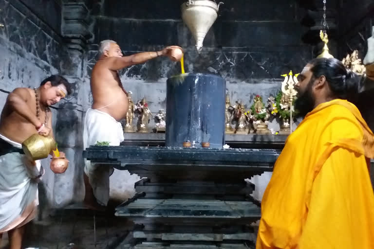 Special pujas at the Thousand Pillars Temple in hanamkonda for Corona erection