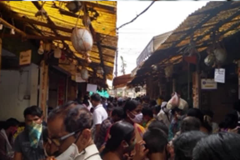 people crowd at vijayawada flower market in corona time