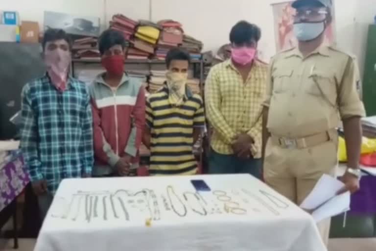 rs-3-lakh-worth-of-gold-and-silver-jewelery-seized-4-arrested