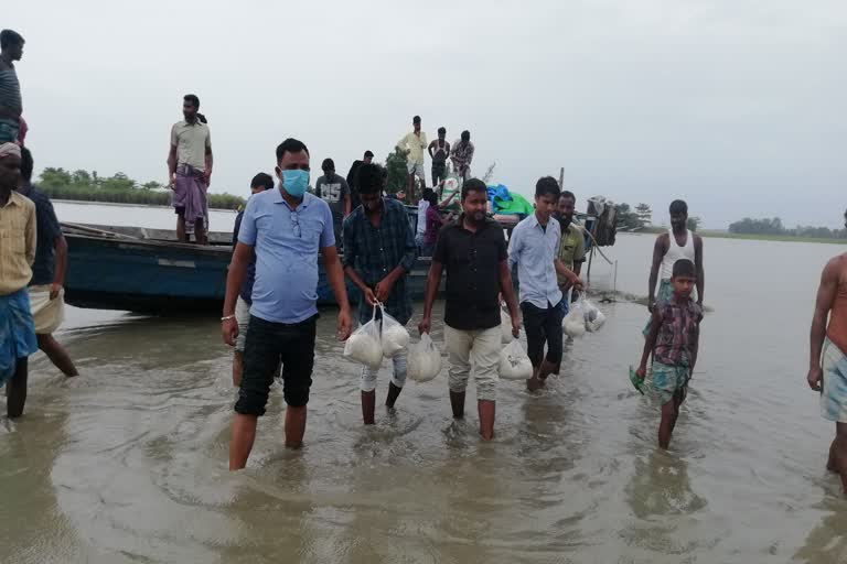 বানাক্ৰান্তৰ মাজত খাদ্য সামগ্ৰী বিতৰণ আমছুৰ সভাপতি ৰেজাউল কৰিম সৰকাৰৰ