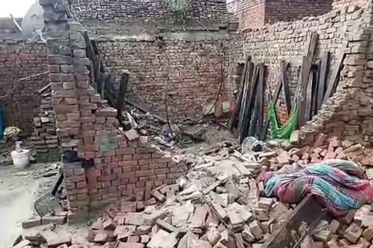 The roof of the house fell in Karnal