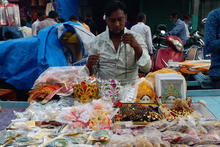 People have bought the necessary items for the worship of Lord Mahalakshmi